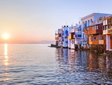 Μύκονος: Μια 18χρονη Ναπολιτάνα  και δύο νεαροί συνελήφθησαν για ληστείες πανάκριβων ρολογιών